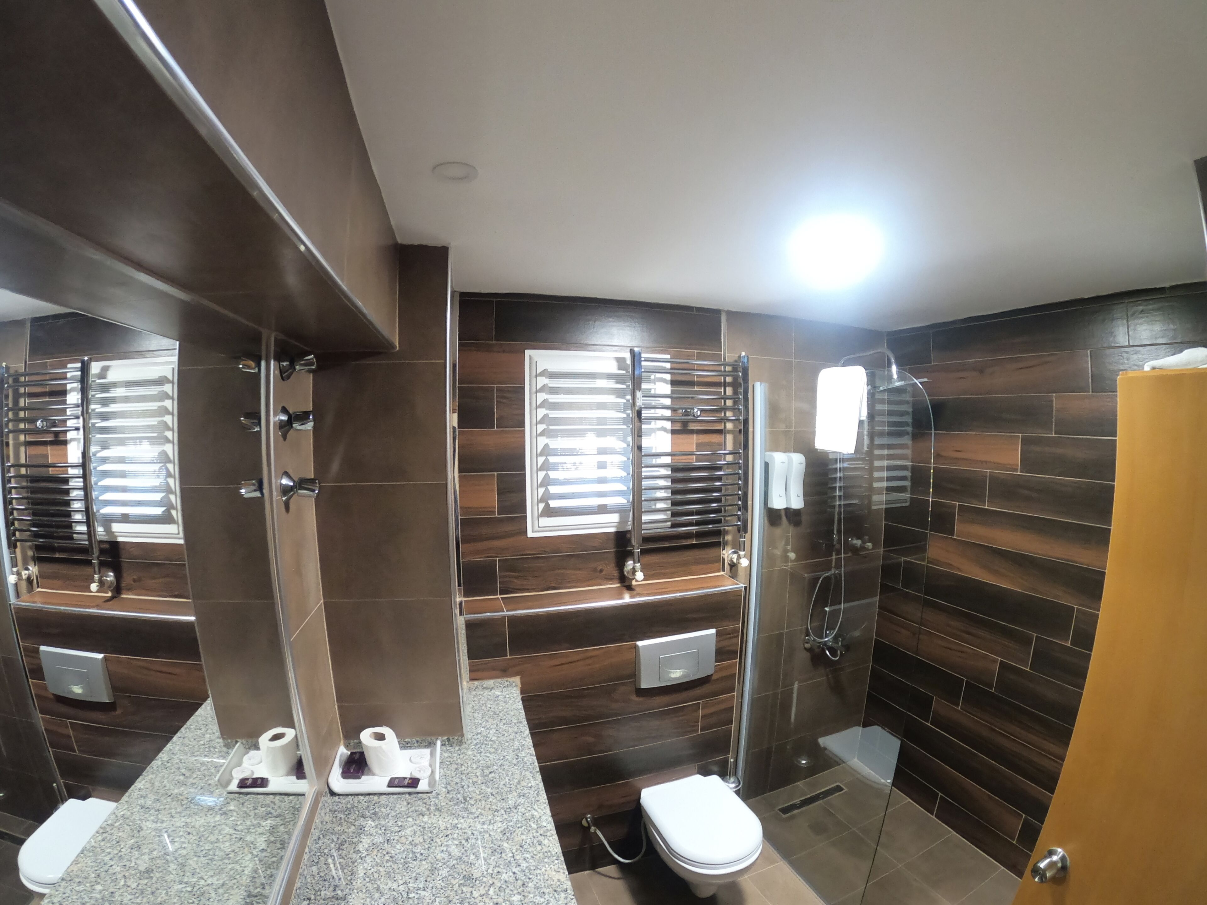Un baño moderno con ducha, inodoro y tocador.