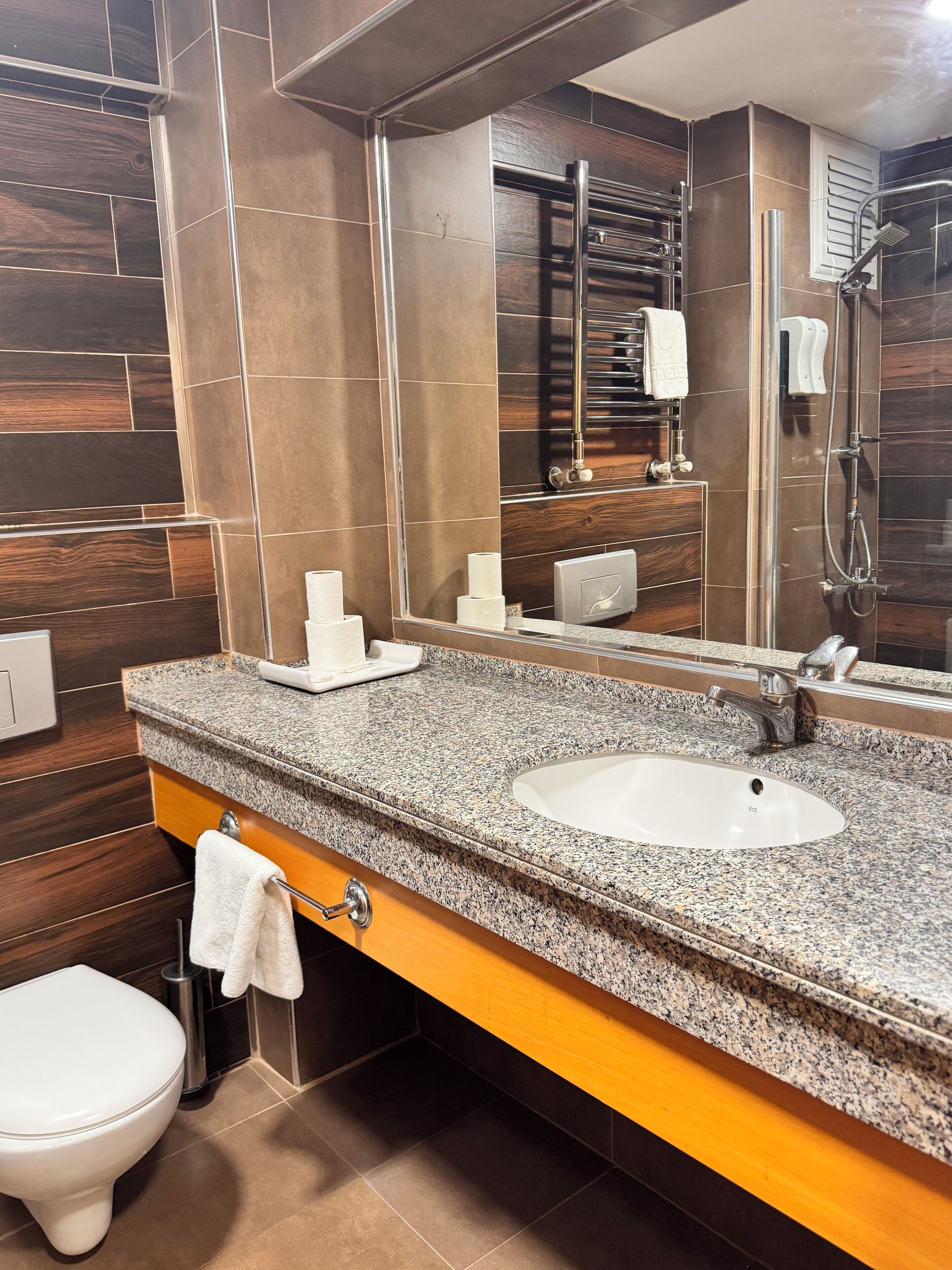 Bañera, artículos de tocador gratuitos, secador de pelo, toallas