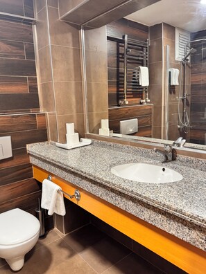 Standard Double Room | Bathroom | Bathtub, free toiletries, hair dryer, towels - Simisso Hotel (Samsun)