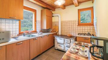 Een koelkast, een kookplaat, een vaatwasser