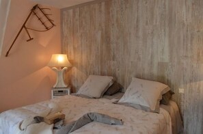 Decoración personalizada, muebles diferentes y cortinas blackout 