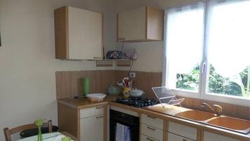 Een waterkoker, een kinderstoel