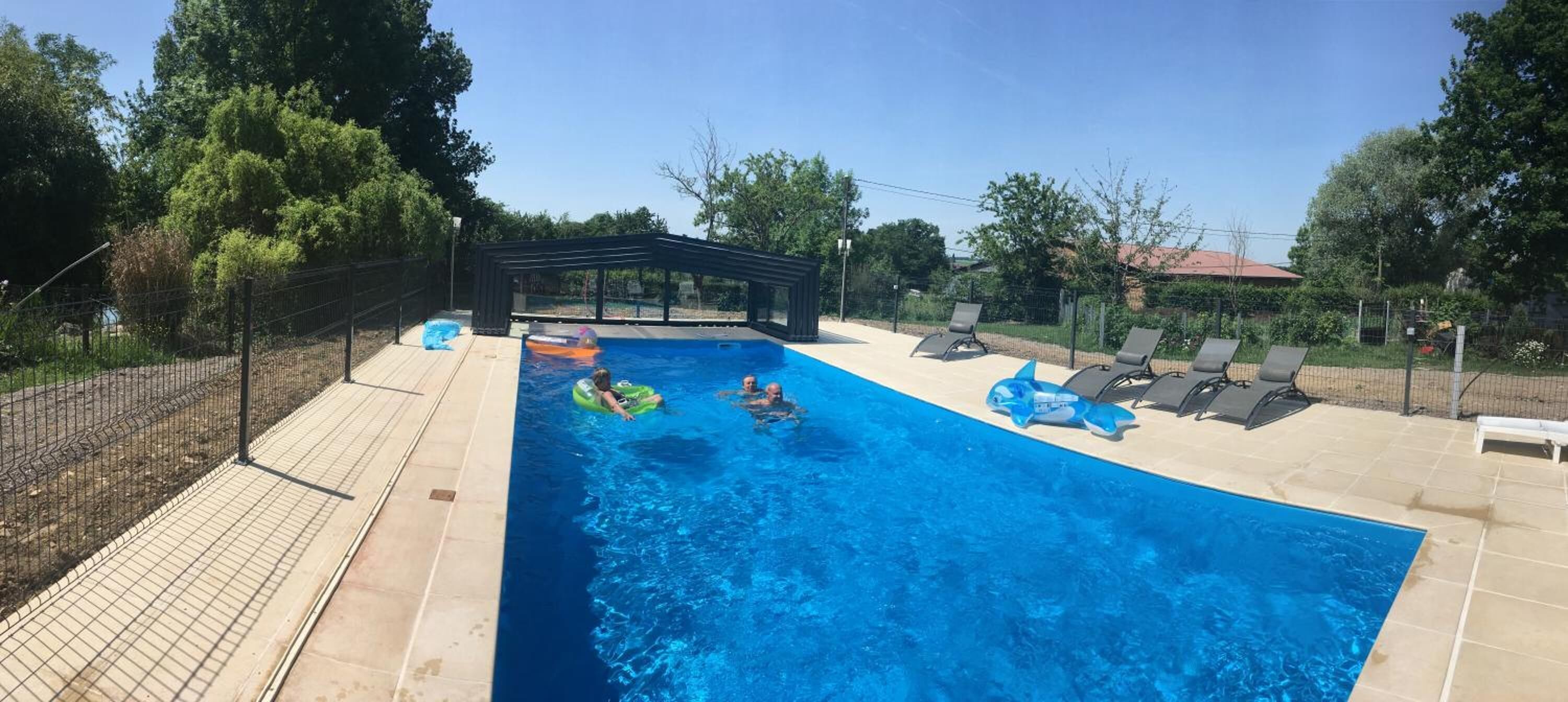 Piscine extérieure, parasols de plage, chaises longues