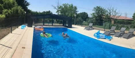 Piscine extérieure, parasols de plage, chaises longues