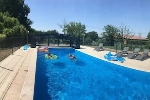 Außenpool, Sonnenschirme, Liegestühle