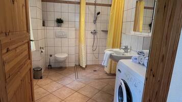 Familienapartment, 2 Schlafzimmer (Typ 1) | Badezimmer | Dusche, Handtücher