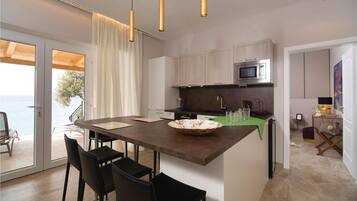 Fridge, stovetop, dishwasher, coffee/tea maker