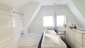 Penthouse, 6 chambres | Salle de bain | Douche, articles de toilette gratuits, sĂšche-cheveux