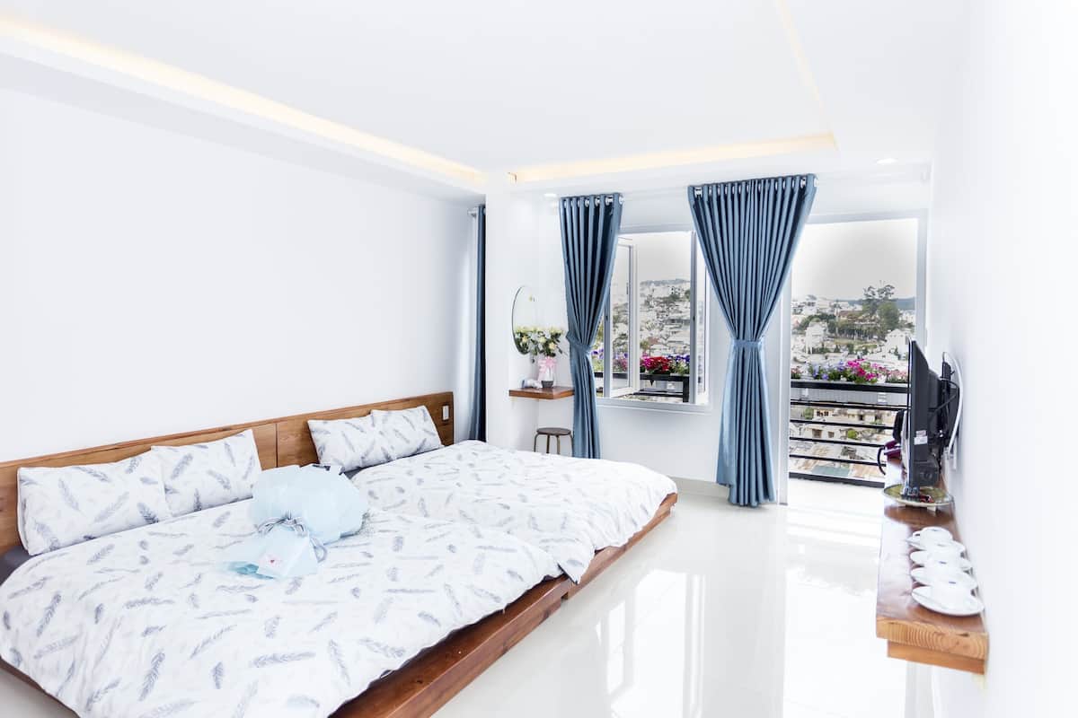 Minibar, soundproofing, WiFi (free), bed sheets