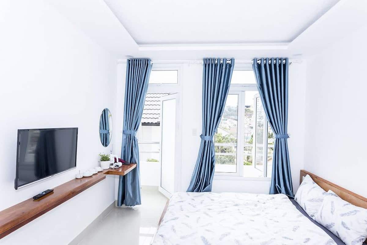 Minibar, soundproofing, WiFi (free), bed sheets