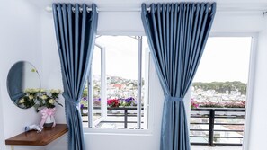 Minibar, soundproofing, free WiFi, bed sheets - Ha Khoa hotel (Da Lat)