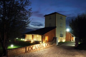A building with a sign reading "LOCANDA CAVEJO" at night, featuring a brick entrance and illuminated windows. - Locanda Cà Vejo (Megliadino San Vitale)
