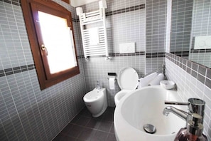 A bathroom with a toilet, bidet, and sink. - Locanda Cà Vejo (Megliadino San Vitale)
