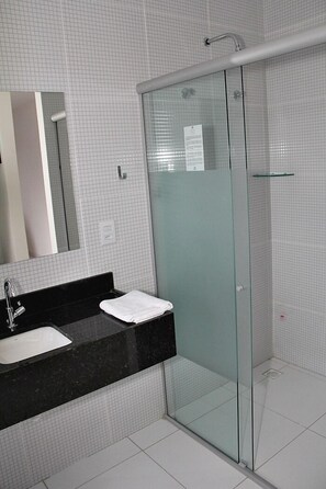 Buồng tắm vòi sen, đồ dùng nhà tắm miễn phí, khăn tắm 