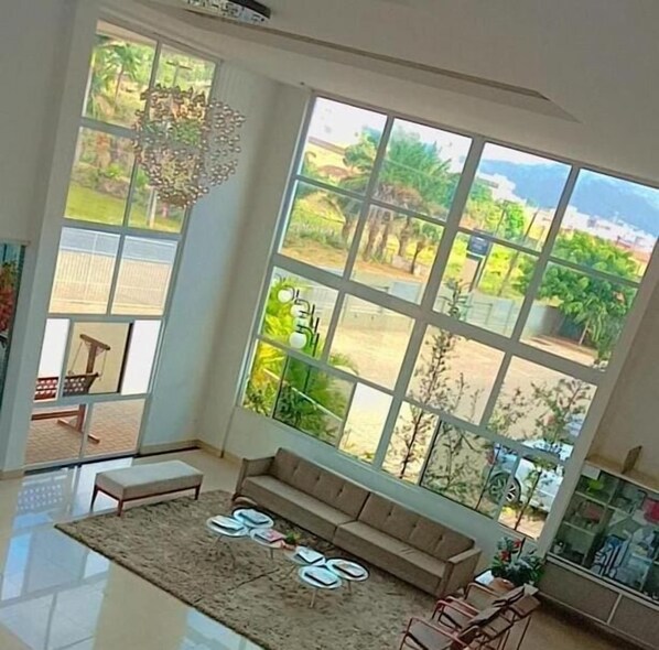 Télévision à écran plat de 32 pouces avec chaînes par câble, télévision