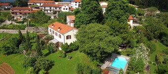 Halfvrijstaande woning, sub-mediterrane tuin, panoramische ligging, zwembad, kunstcursussen