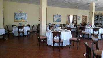 Petit déjeuner continental (4.50 EUR par personne)