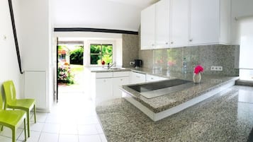 Full-size fridge, microwave, oven, stovetop