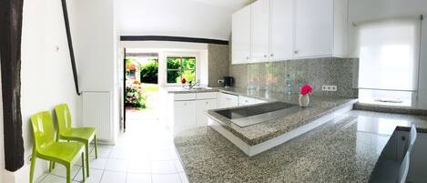 Full-sized fridge, microwave, oven, stovetop