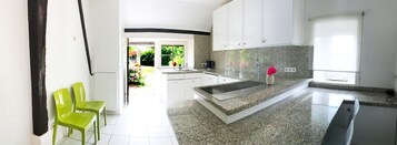 Refrigerador con freezer, microondas, horno, placa de cocina