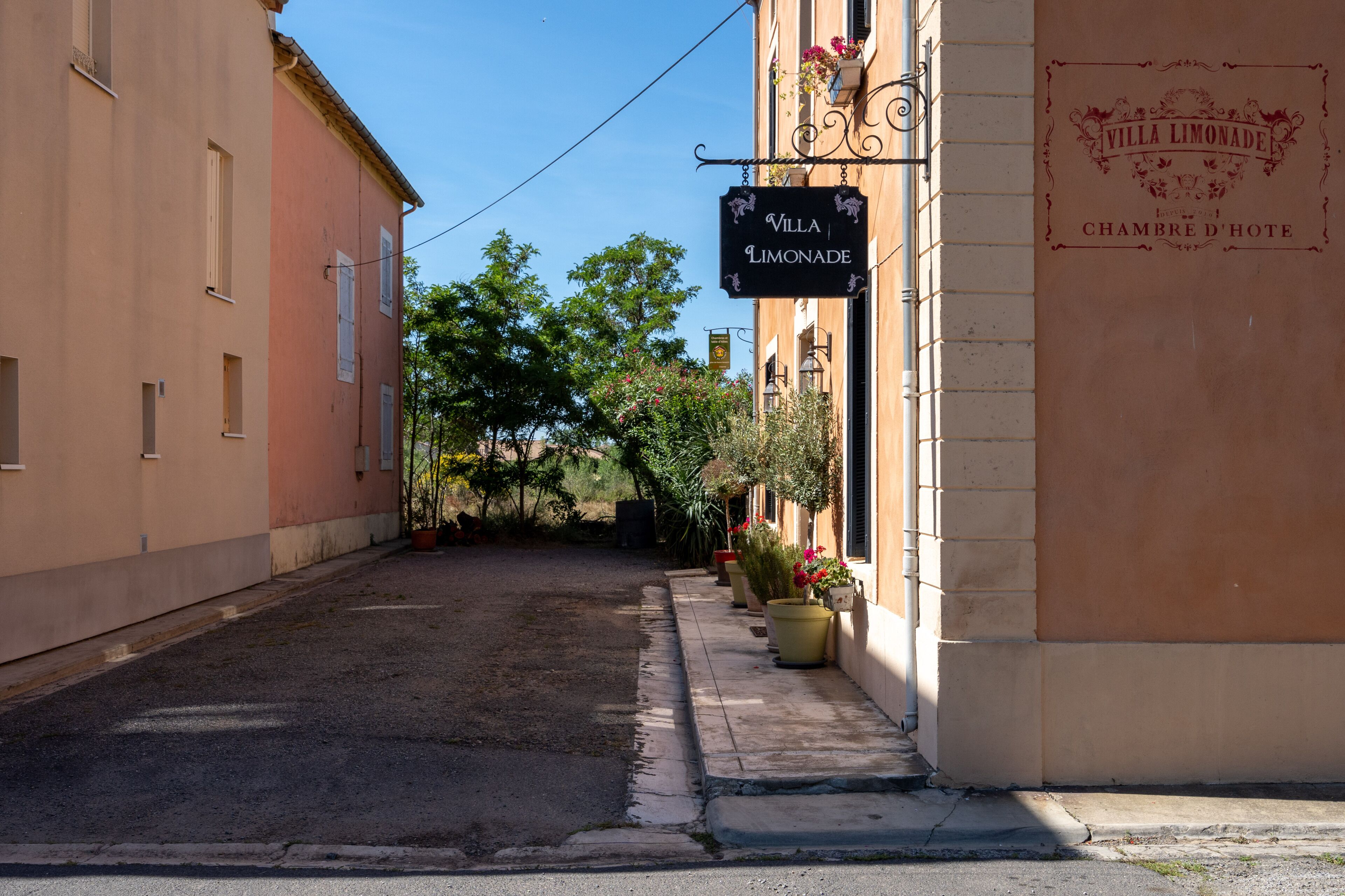 A narrow street with a building on the right labeled "Villa Limonade."