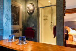 Deluxe Double Room, 1 King Bed, Non Smoking, Mountain View | Bathroom | Hair dryer, towels - Villa Limonade (Olonzac)
