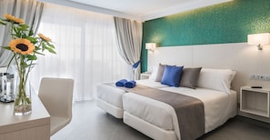 Quarto duplo superior, várias camas, sacada | Cofres nos quartos, Wi-Fi de cortesia, roupa de cama