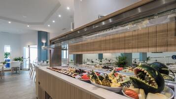 Petit déjeuner buffet (10 EUR par personne)