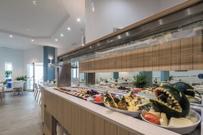 Petit déjeuner buffet (10 EUR par personne)