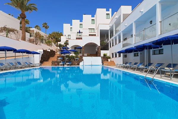 Außenpool, geöffnet von 10:00 Uhr bis 20:00 Uhr, Sonnenschirme