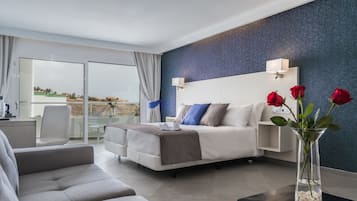 Deluxe Twin Room, Multiple Beds, Balcony, Partial Sea View