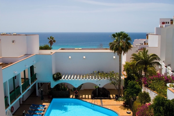 Piscine extérieure, parasols de plage, chaises longues