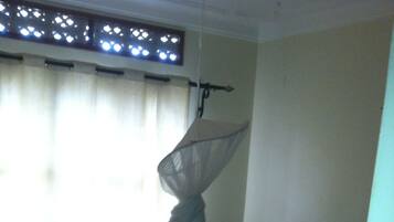 Individually furnished, desk, iron/ironing board, free WiFi