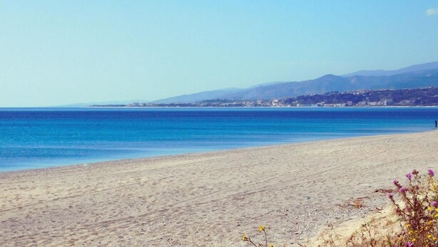 A beach with a clear view of the sea and distant mountains. - Gorgeous home in Petrizzi with house sea view (Petrizzi)