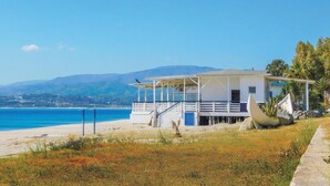 A coastal building with a covered area and a view of the beach and sea. - Gorgeous home in Petrizzi with house sea view (Petrizzi)