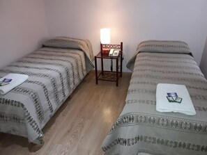 Tabla de planchar con plancha, camas supletorias, wifi gratis