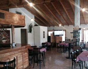 Breakfast, lunch, dinner served; Italian cuisine - ElMaima Hotel (Veintiocho de Noviembre)