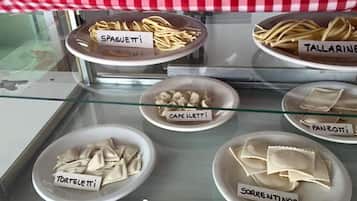 Desayuno con opciones de la cocina local incluido todos los días