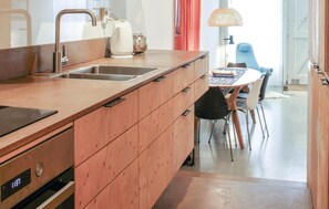 Kühlschrank, Herdplatte, Wasserkocher mit Kaffee-/Teezubehör