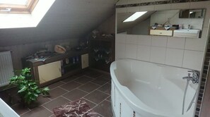 Baignoire et douche séparées, sèche-cheveux, serviettes fournies