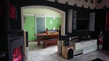 Rumah | Area keluarga | TV layar datar dan perapian