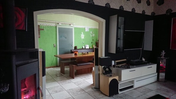 獨棟房屋 | 起居區 | 平面電視、壁爐