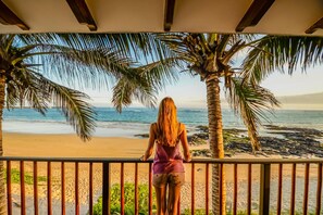 On the beach, sun loungers, beach towels - Casa Baronesa (Puerto Villamil)