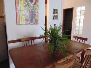 Quarto triplo, várias camas, para não fumantes | Cozinha privada | Fogão, cafeteira/chaleira, panela elétrica de arroz