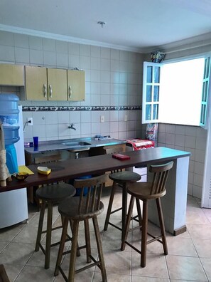 Oven, coffee/tea maker, rice cooker, cookware/dishes/utensils - Carnaval Inn (Salvador)