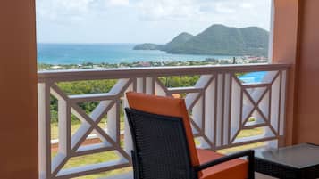 Luxury Condo, 2 Bedrooms, Non Smoking, Ocean View (With Pool) | Balcony view