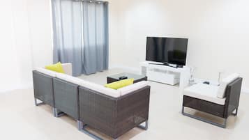 Luxury Condo, 2 Bedrooms, Non Smoking, Ocean View | Living room | 50-inch Smart TV with cable channels, TV, Netflix