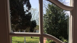 A window with a view of a grassy area and a brick path. - Old school ("Godewind" from "Gegen den Wind") Sankt Peter Ording village - studio (St. Peter-Ording)