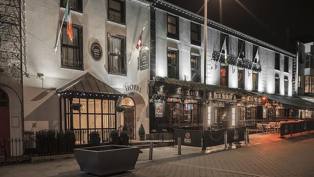 Un hotel histórico con fachada clásica, un bar y un restaurante.