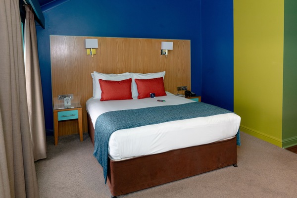 Odada kasa, masa, ses yalıtımı, ütü/ütü masası